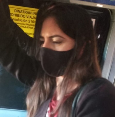 Mujer con discapacidad pidió un asiento, fue ignorada y viajó parada por varias horas