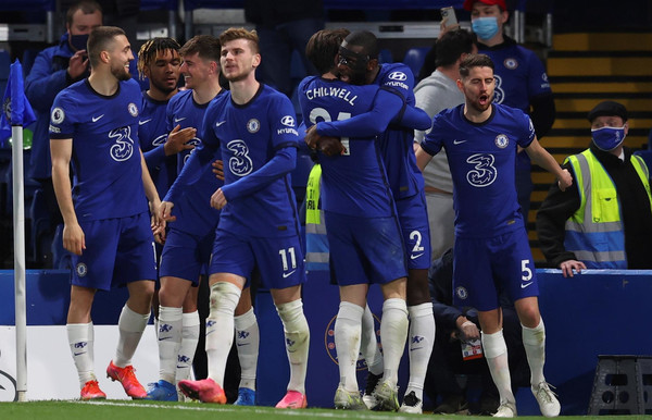 Chelsea se saca la bronca y desplaza al Leicester de la tercera posición