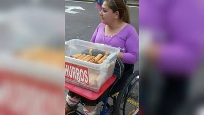 Doña vende churros en silla de ruedas: "Lo único que quiero en esta vida es trabajar honradamente"