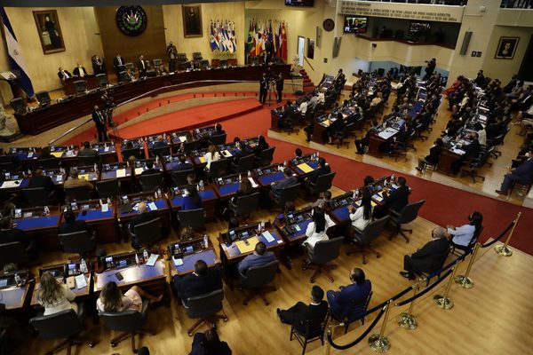 El Congreso salvadoreño aprueba 600 millones de dólares en préstamos para niñez y educación - MarketData