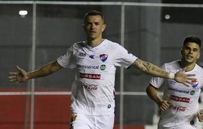 Villagra: “Tacuara es un goleador y estar peleando mano a mano con él es un privilegio”