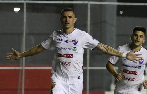 Villagra: “Tacuara es un goleador y estar peleando mano a mano con él es un privilegio”