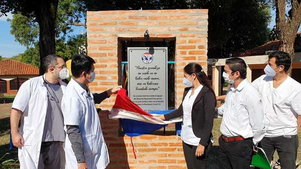 Inauguran placa en homenaje al personal del Hospital Regional de Concepción