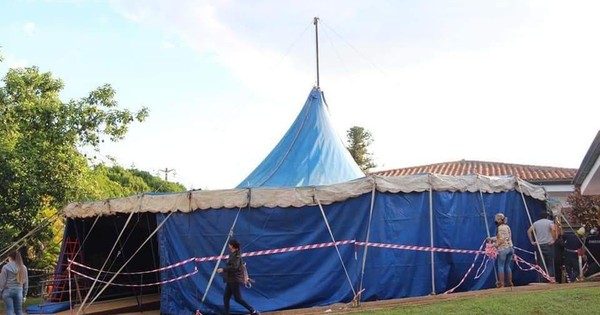 La Nación / Una última función: carpa de circo, el refugio de familiares internados por COVID-19