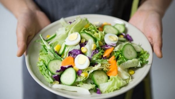 Dicen que comer sano cuesta caro, pero comer mal aún más: ¿qué dicen los nutricionistas?