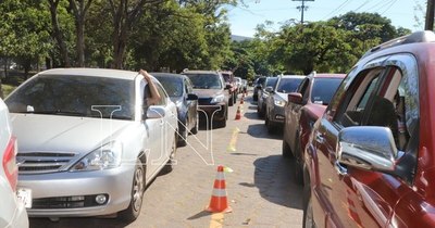 La Nación / Hubo una fila de más de 5 cuadras para vacunación
