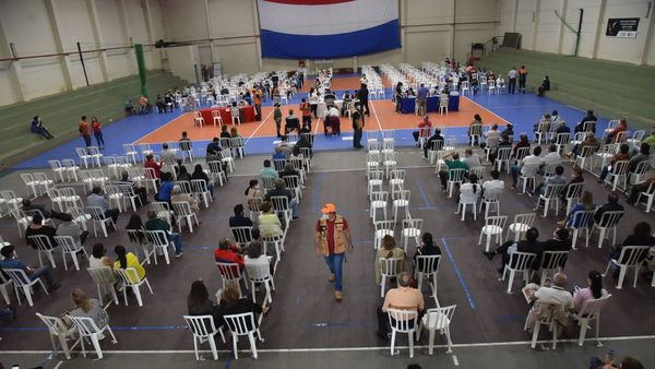 Vacunatorios al tope en inicio de inoculación a nacidos hasta 1956