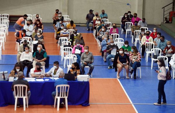 Escasez de dosis y una participación masiva debilita el stock de vacunas - Nacionales - ABC Color