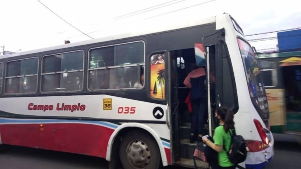 Diario HOY | Buses viajan repletos y control a protocolo es nulo