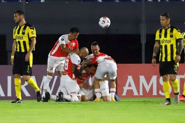 River Plate gana en la agonía y sigue soñando