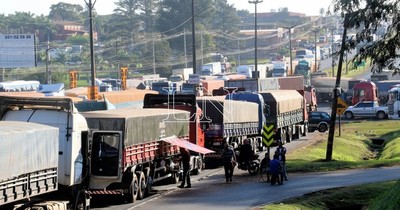 La Nación / Camioneros reclaman al Gobierno que solo negocie subsidio para transporte de pasajeros