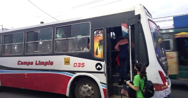 La Nación / Pasajeros denuncian reguladas, aglomeración y nulo control de protocolos en buses