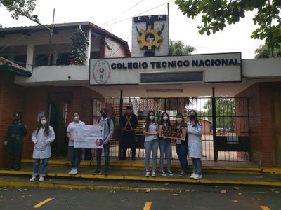 CTN: alumnos se movilizan para exigir el retorno a clases presenciales - Nacionales - ABC Color