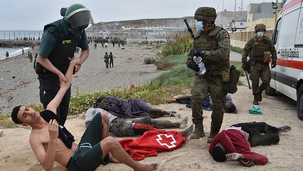 España desplegó militares en frontera con Marruecos y se agrava crisis migratoria