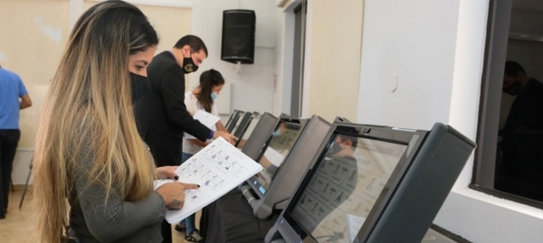 Agrupaciones políticas realizan auditoría de pantalla de las máquinas de votación | .::Agencia IP::.
