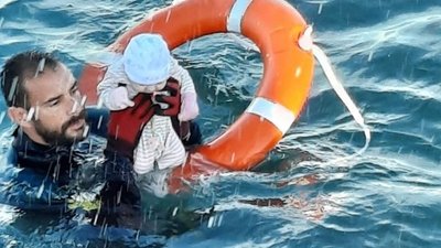Crisis migratoria: El conmocionante rescate de un bebé en el mar | Noticias Paraguay