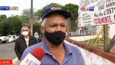 Adultos mayores esperan parados por vacunas en Barrio Obrero 