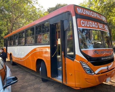 SUGESTIVO préstamo de un colectivo de la empresa CAPIATA S.R.L. a Prieto