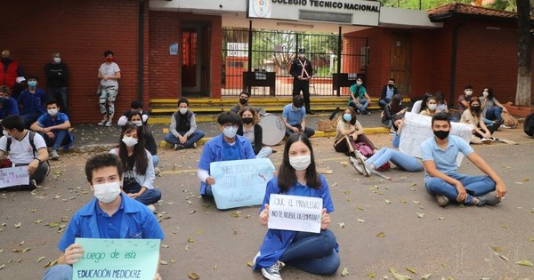 La Nación / Estudiantes del Colegio Técnico Nacional reclaman realizar prácticas en forma presencial