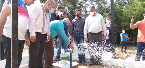 Gobernador habilita sistema de agua potable en Nueva Londres - Noticiero Paraguay
