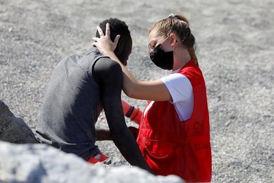 "Un abrazo sin barreras" conmueve al mundo en medio de la crisis migratoria | OnLivePy
