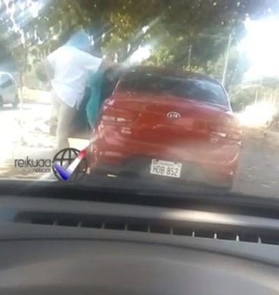 Funcionaria dice que sólo recibió a una amiga y niega vacunación - Nacionales - ABC Color