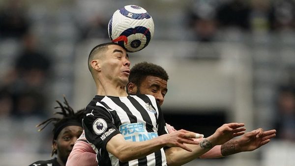 Newcastle, con Almirón en cancha, festeja ante el descendido Sheffield