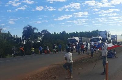 Nativos cierran ruta PY02 para exigir tierras - Nacionales - ABC Color