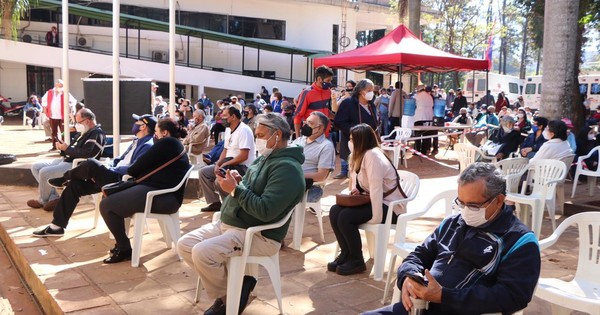 La Nación / Cada vez más personas piden vacunarse y CDE sigue con un solo puesto