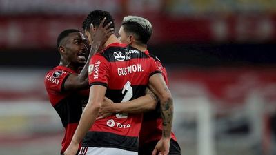 Flamengo sufre pero avanza a octavos de final