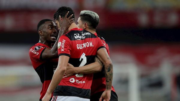 Flamengo sufre pero avanza a octavos de final