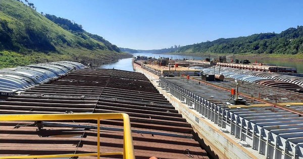 La Nación / Bajante del río Paraná: Barcazas llegan con dificultad y altos costos
