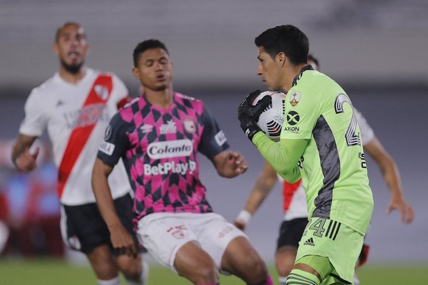 Sin suplentes y con un volante en el arco, River firma la heroica en la Copa