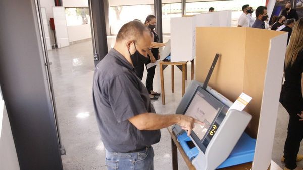Precandidatos muertos figurarán en pantallas de máquina de voto