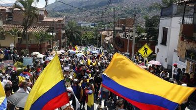 Colombianos inundan calles y se rechaza polémica reforma