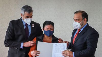 Gobierno regulariza lotes para 319 familias en 34 distritos