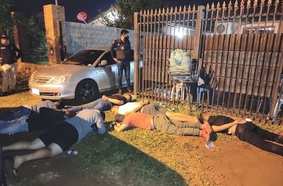 Crónica / CUMPLE SOR... PRESO. Chorros se aglomeraron: 12 detenidos