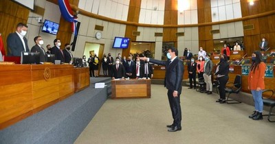 La Nación / Asumió banca que dejó Portillo