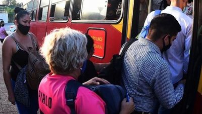 Pasajeros: "el paro de colectivos  ya empezó"
