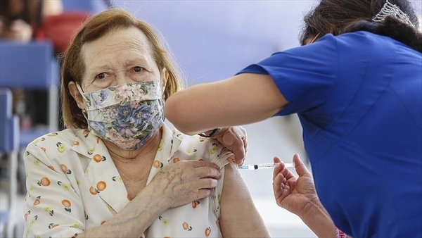 Suspenden vacunación anti-COVID en seis regiones del país