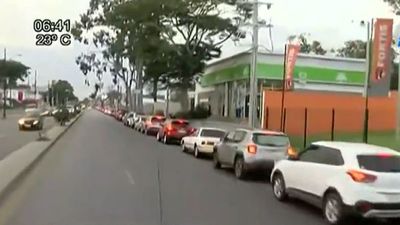 Adultos mayores madrugan para acceder a últimas vacunas 