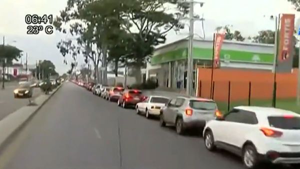 Adultos mayores madrugan para acceder a últimas vacunas