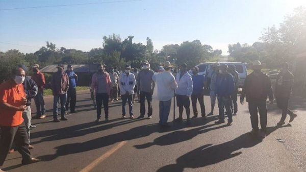 Cierran ruta pidiendo asfaltado en Capiibary