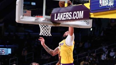 LeBron acaba con los Warriors y lleva a los Lakers a los playoff