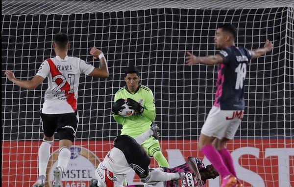 Volante y portero: Enzo Pérez y su heroica hazaña con River
