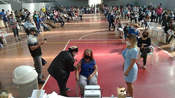 Muchas quejas por lento proceso de vacunación en San Lorenzo - Nacionales - ABC Color