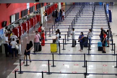 Los aeropuertos cubanos suspenden la venta de divisas a viajeros por falta de liquidez - MarketData
