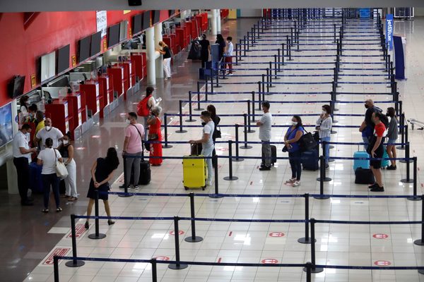 Los aeropuertos cubanos suspenden la venta de divisas a viajeros por falta de liquidez - MarketData