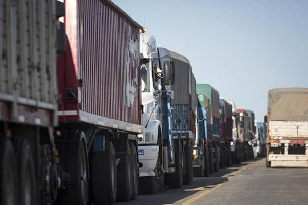 Camioneros piden que Gobierno regule precios de combustibles