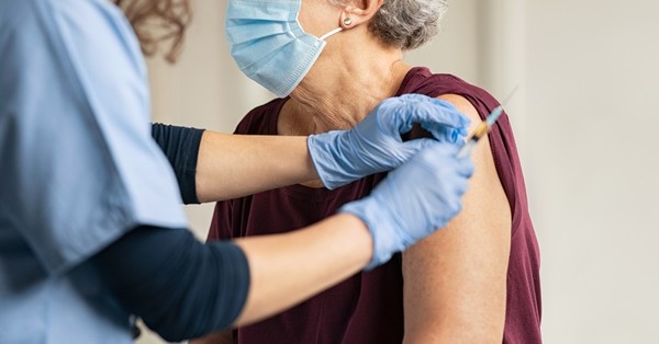 La OMS asegura que las vacunas existentes son eficaces contra todas las variantes del coronavirus - C9N